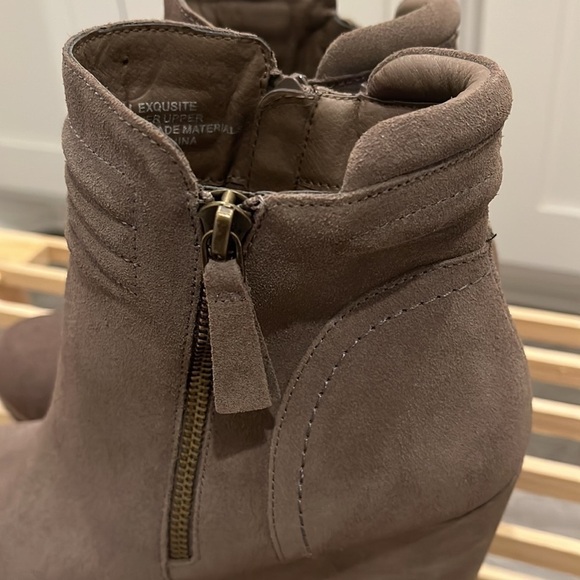 Taupe Ankle Boots Wedge Heel Suede Round Toe Sz 8 - Picture 4 of 7